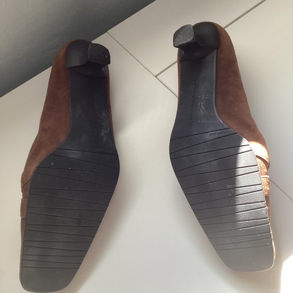 Stuart Weitzman women’s brown shoes. - Picture 3 of 4